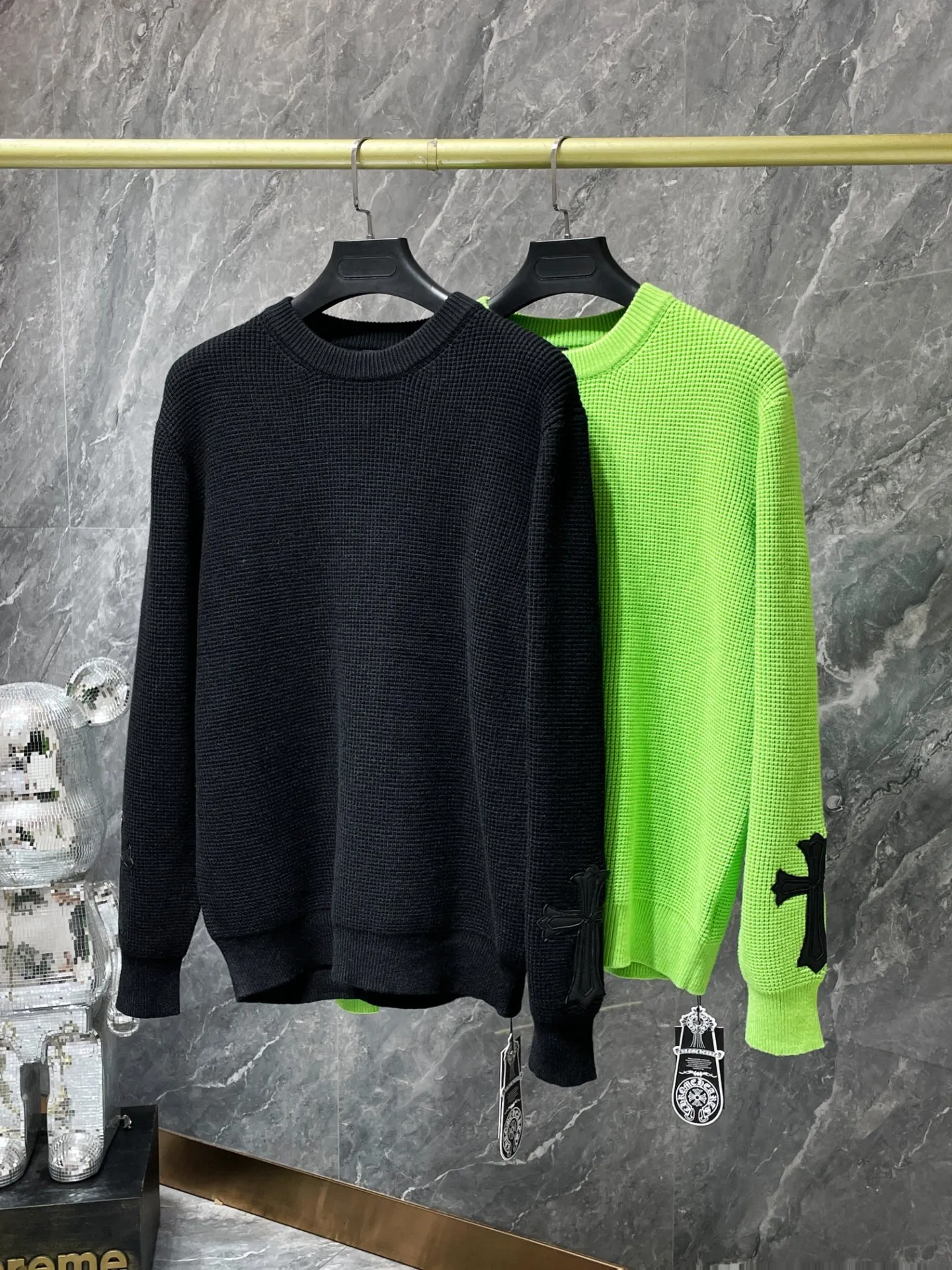 P236 Chrome Hearts 🍁Autumn and winter sweater series🍁 Customized version of hardware logo on the back➕leather cuffs Selected high-quality 100% pure cotton high-weight knitted fabric Special weaving technology Non-common version on the market Recommended colors: black avocado green